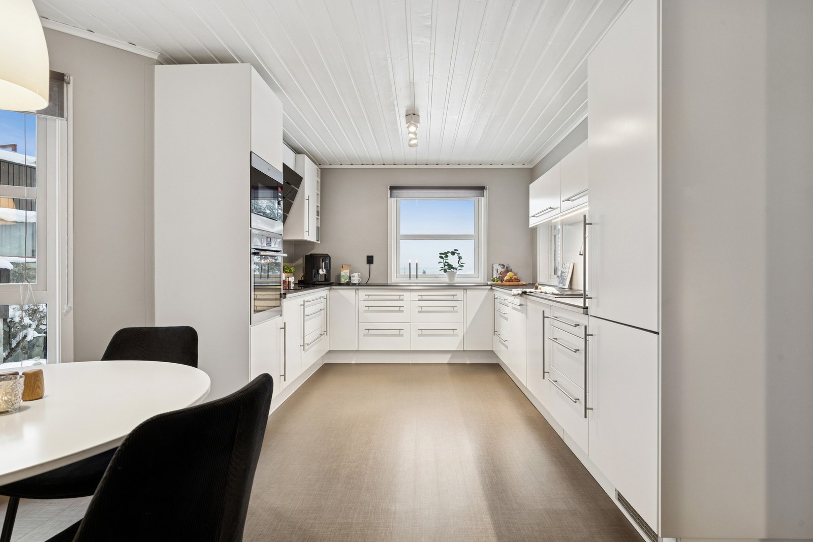 Kjøkkenet har en funksjonell og innbydende utforming med godt med skap- og benkeplass. Innredningen er fra 2011 og har glatte fronter og laminert benkeplate med gode arbeidsflater. Her har du alle hvitevarer integrert! Galleribilde