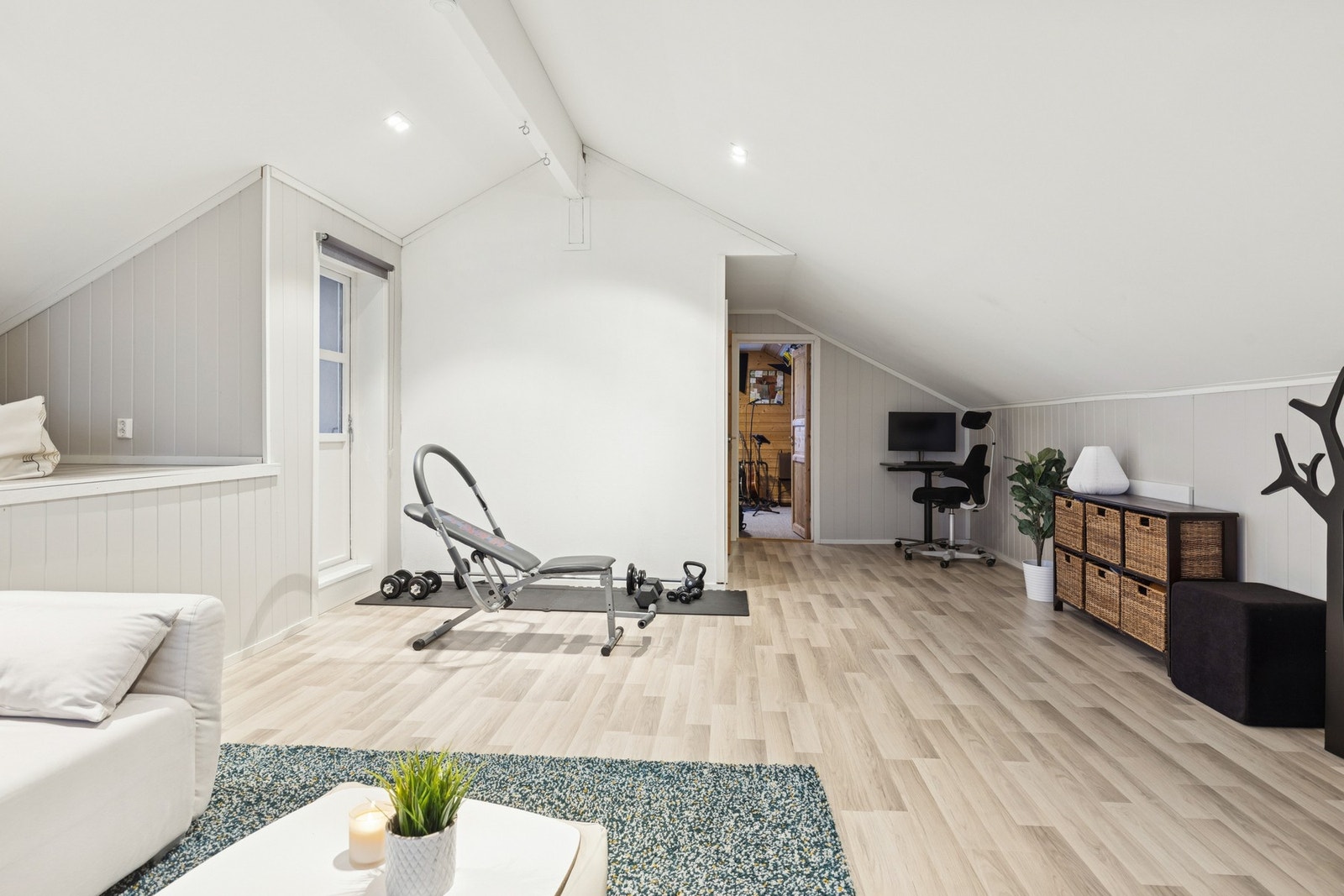 Loftsetasjen byr på en romslig loftstue med mange bruksområder, eksempelvis som TV-stue, lekerom eller arbeidsrom. Galleribilde