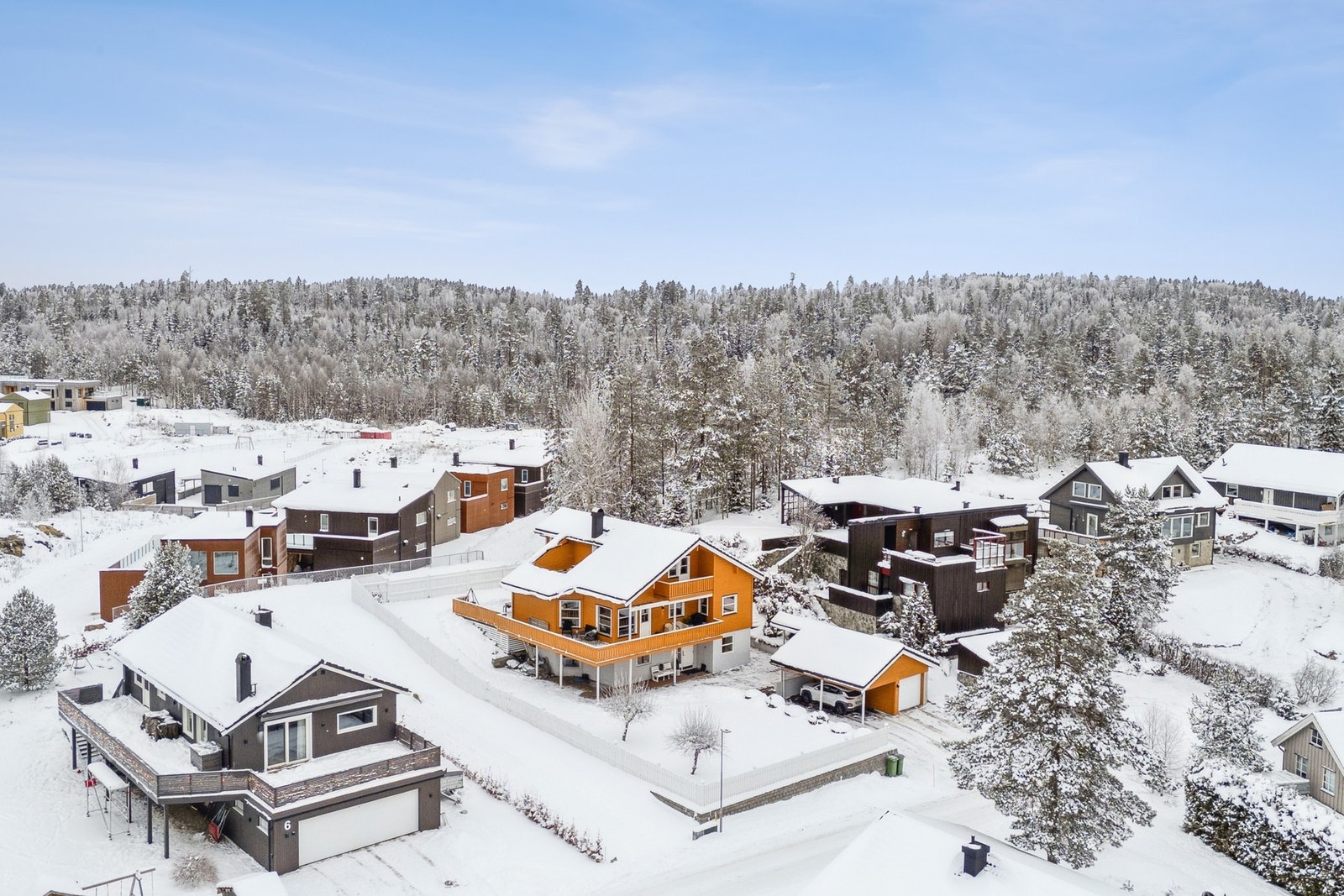 En flott arkitekttegnet enebolig over tre plan beliggende på Borgen i Ullensaker kommune.
Foto: EFKT v/Bjørn Sørheim Galleribilde