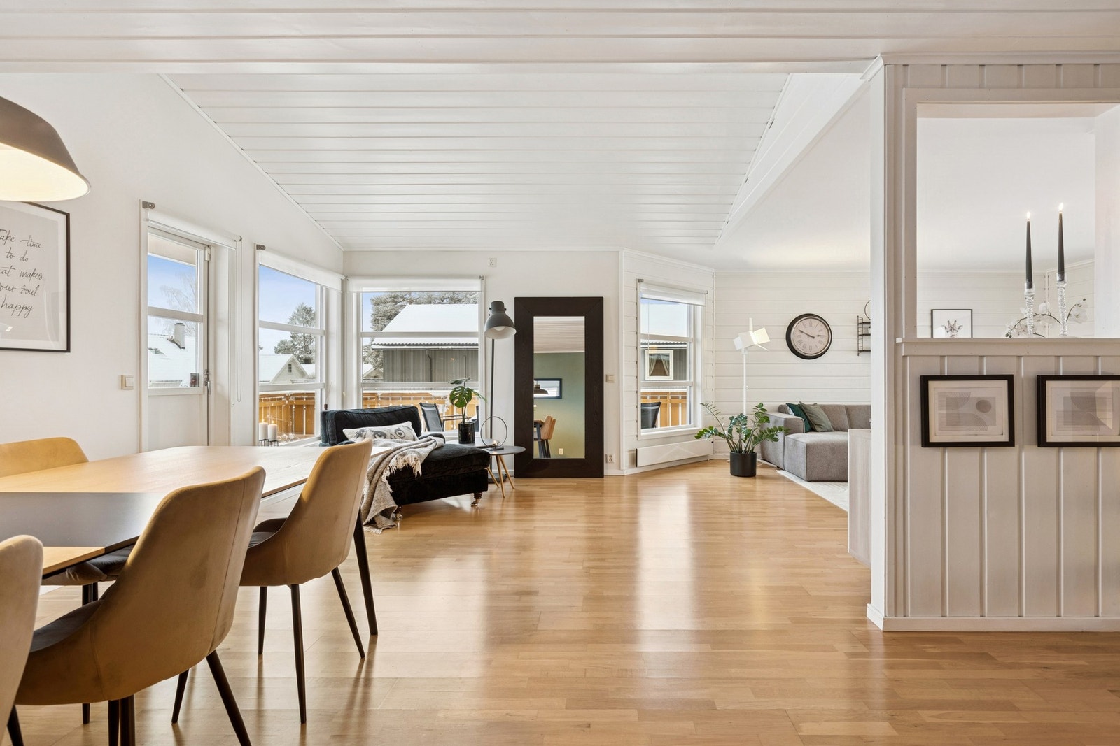 Parkett på gulv og lyse overflater på vegger gir et tidløst og behagelig uttrykk. Galleribilde