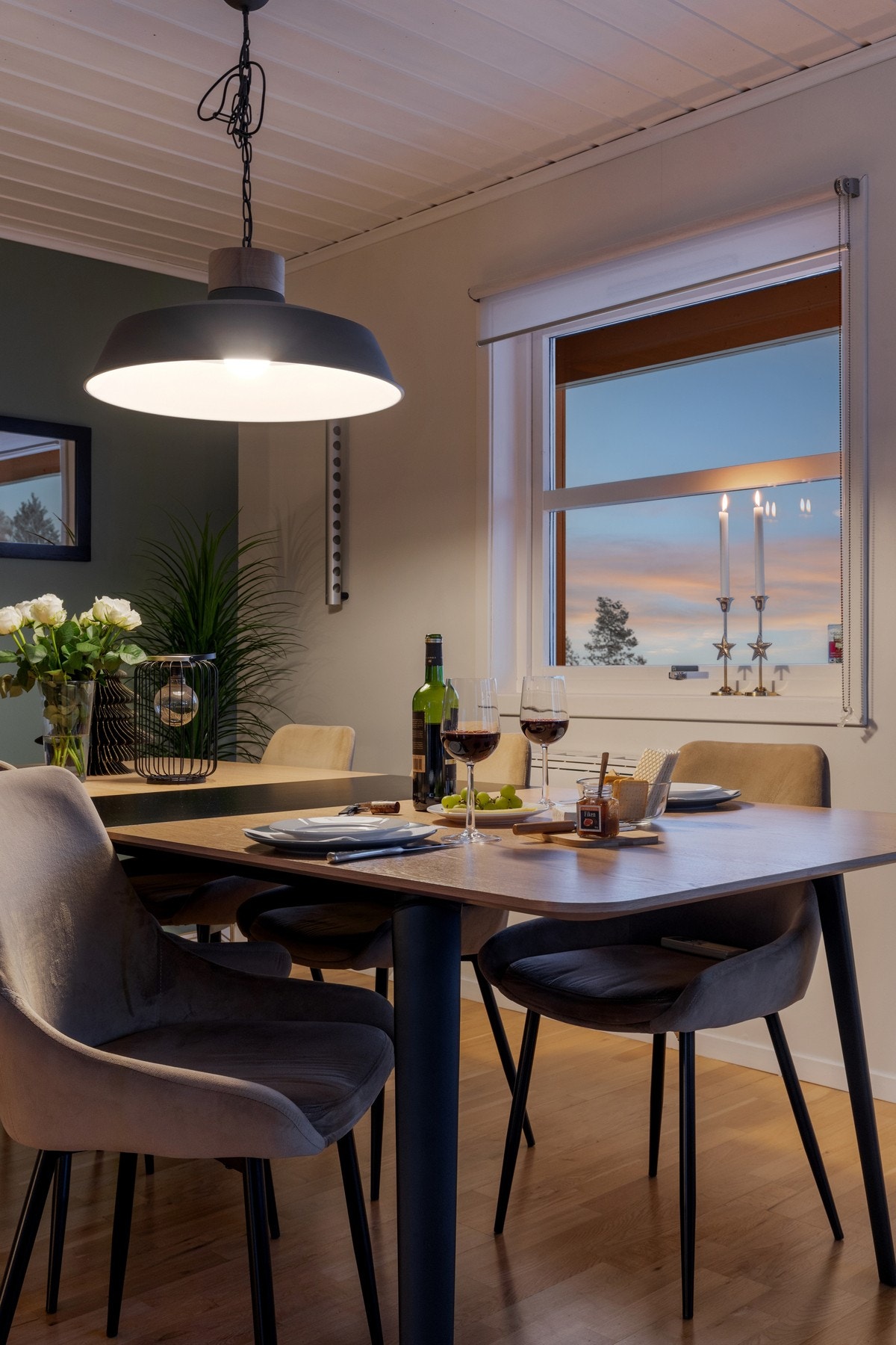 Kjøkkenet ligger i tilknytning til stue og spisestue, noe som gir en sosial og praktisk planløsning. Galleribilde