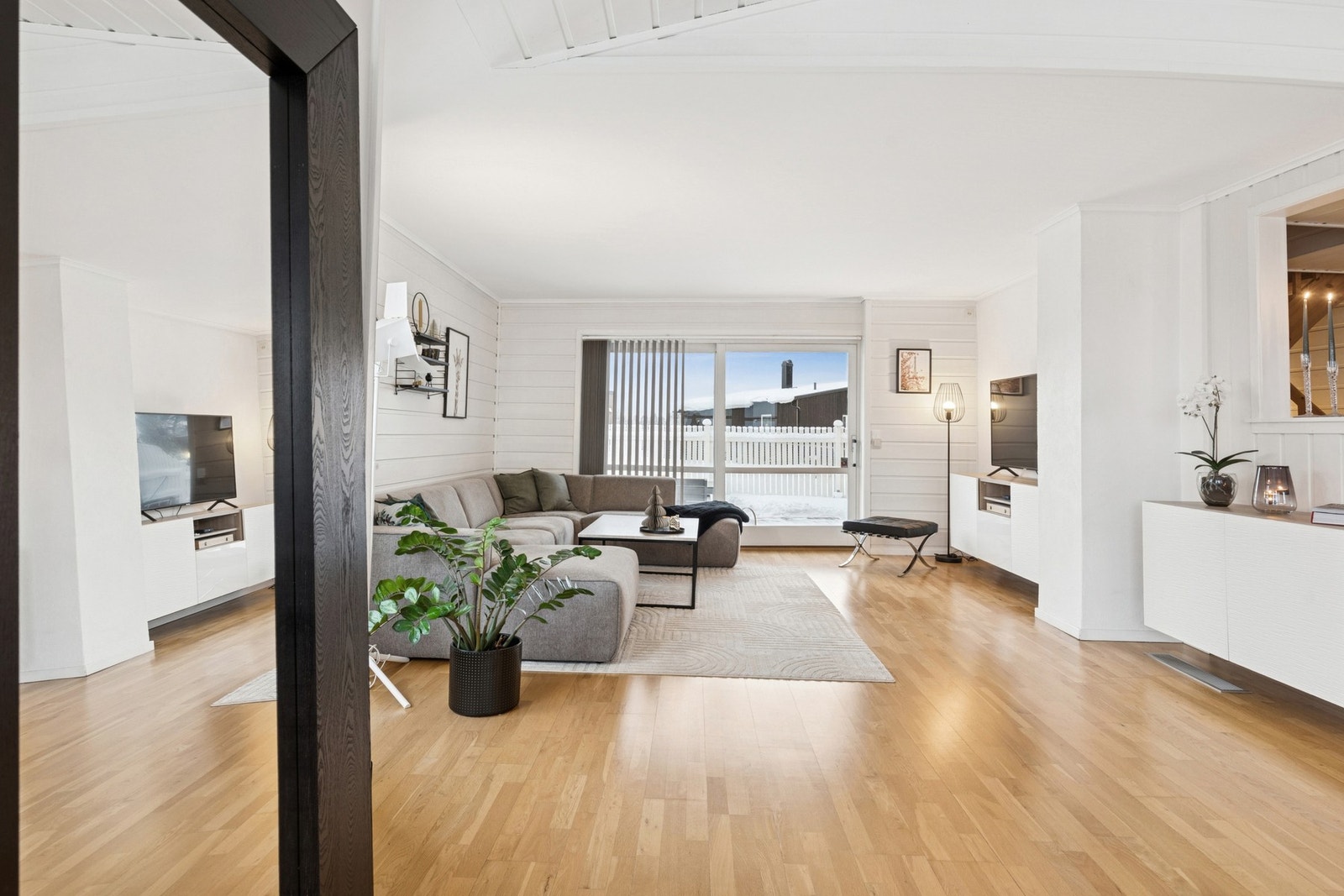 Dette rommet oppleves svært luftig og åpent på grunn av den gode takhøyden og de åpne løsningene. Galleribilde