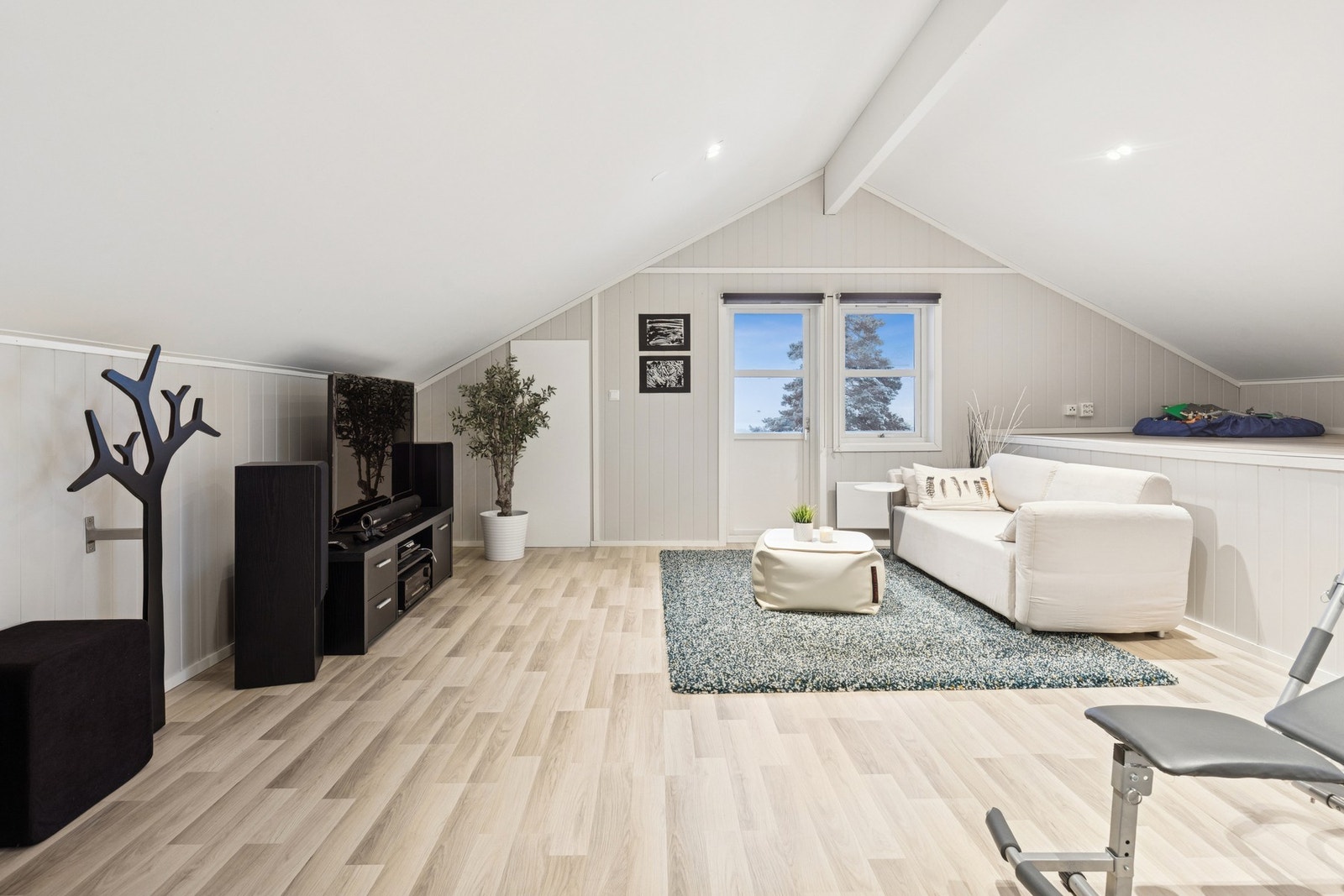 Tilknyttet loftstuen har du også utgang til egen vestvendt takterrasse Galleribilde