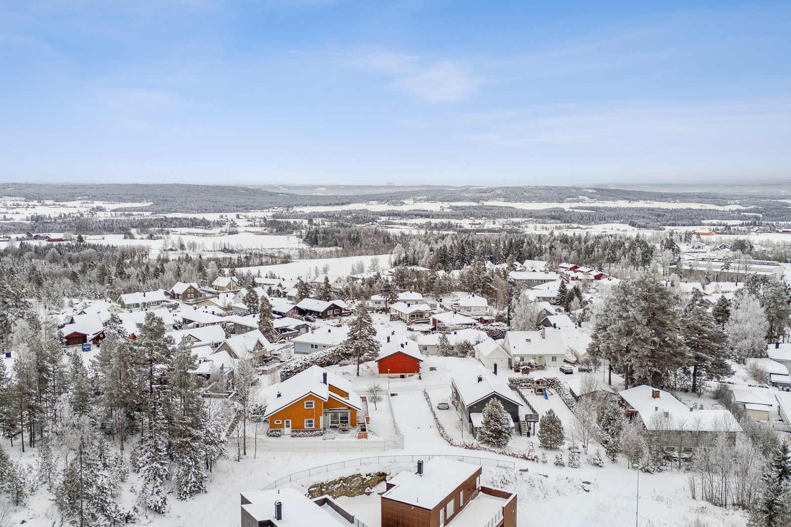 Boligen ligger i et sentralt og attraktiv boligområde på Borgen i Ullensaker kommune. Galleribilde