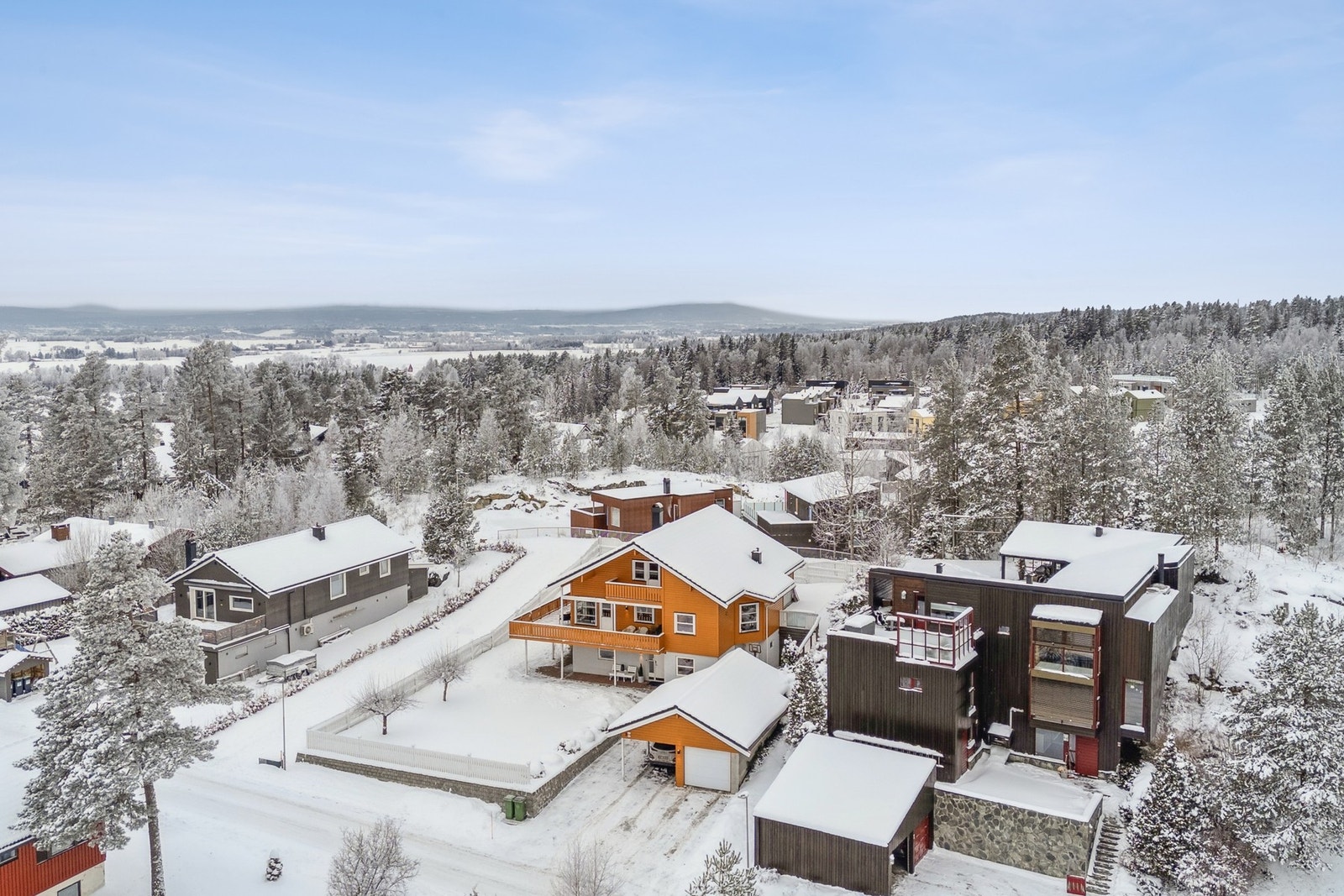 Det finnes i tillegg merkede turløyper i Åsmarka og populær badeplass ved Stordammen på Borgen. Galleribilde