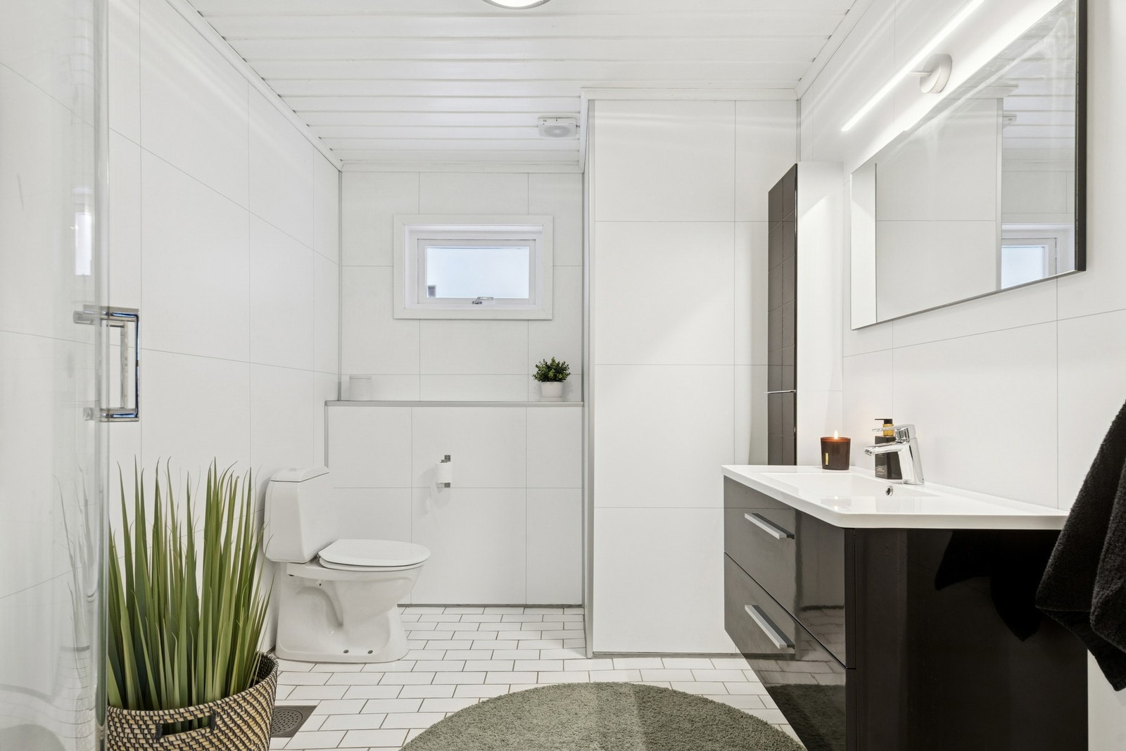 Videre finner du et ytterligere baderom i 1. etasje som er oppgradert i senere tid med flislagt gulv med gulvvarme, vegghengt servantskap og dusjkabinett. Baderommene fremstår som praktiske og funksjonelle. Galleribilde