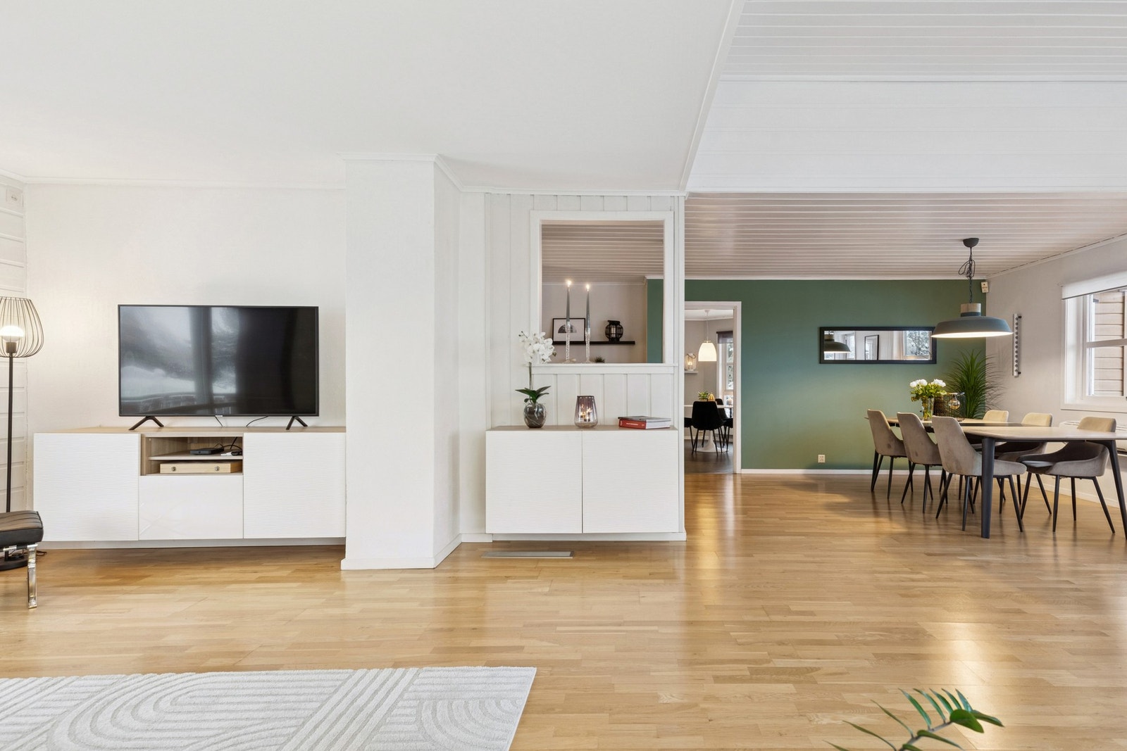 Spisestuen ligger i åpen forbindelse med kjøkken og stue, og byr på god plass til større spisebord - et naturlig samlingspunkt for både hverdag og selskap. Galleribilde