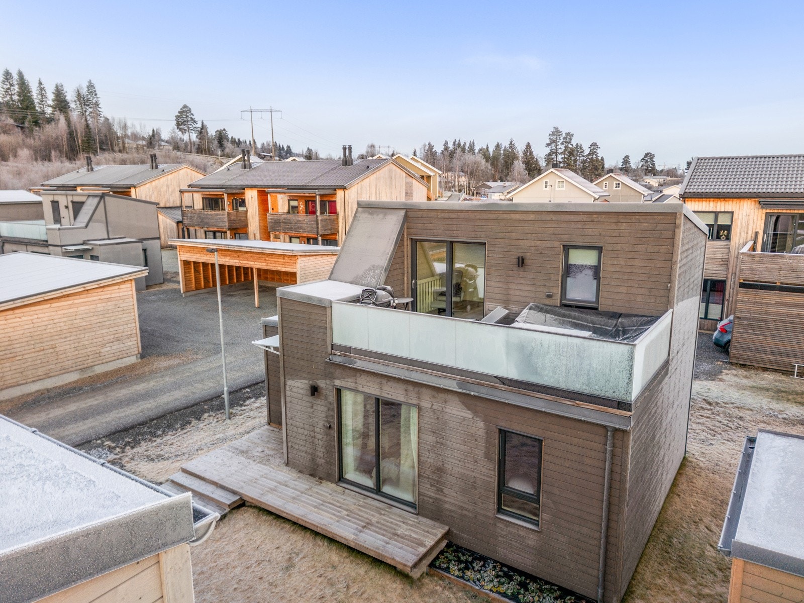 Fra boligen er det utgang til både terrasseplatting og balkong vendt mot sør. Galleribilde