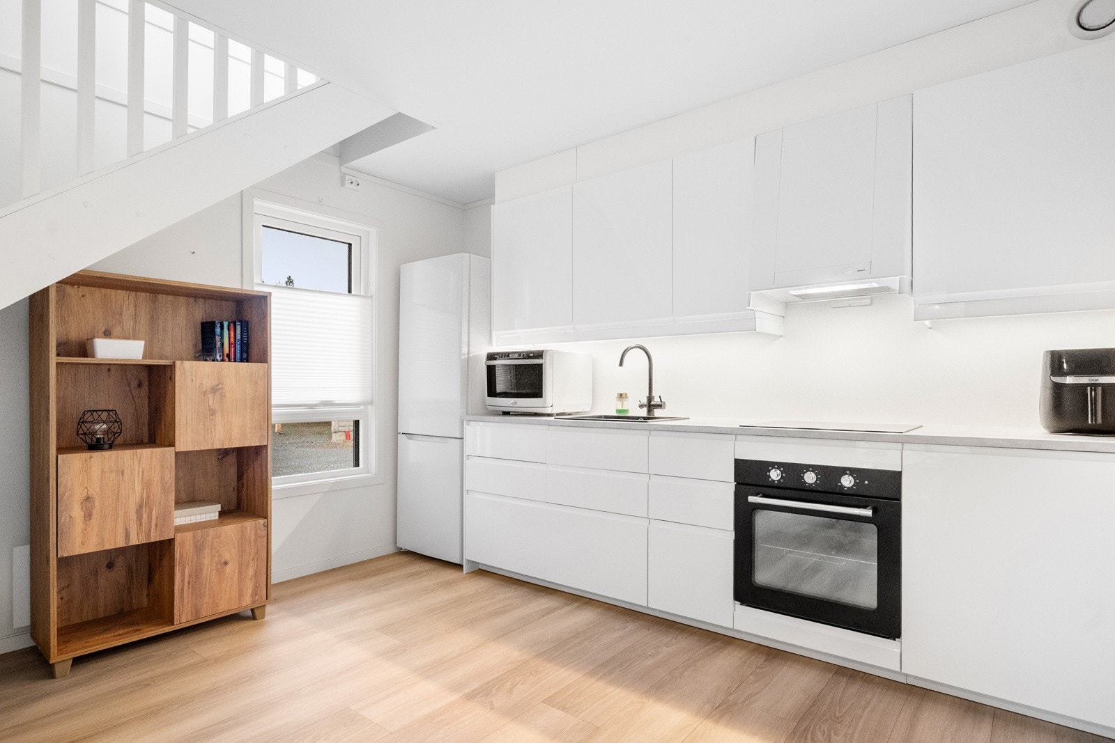 En effektiv og lettstelt bolig som kombinerer smarte planløsninger med tidsriktige materialvalg. Galleribilde