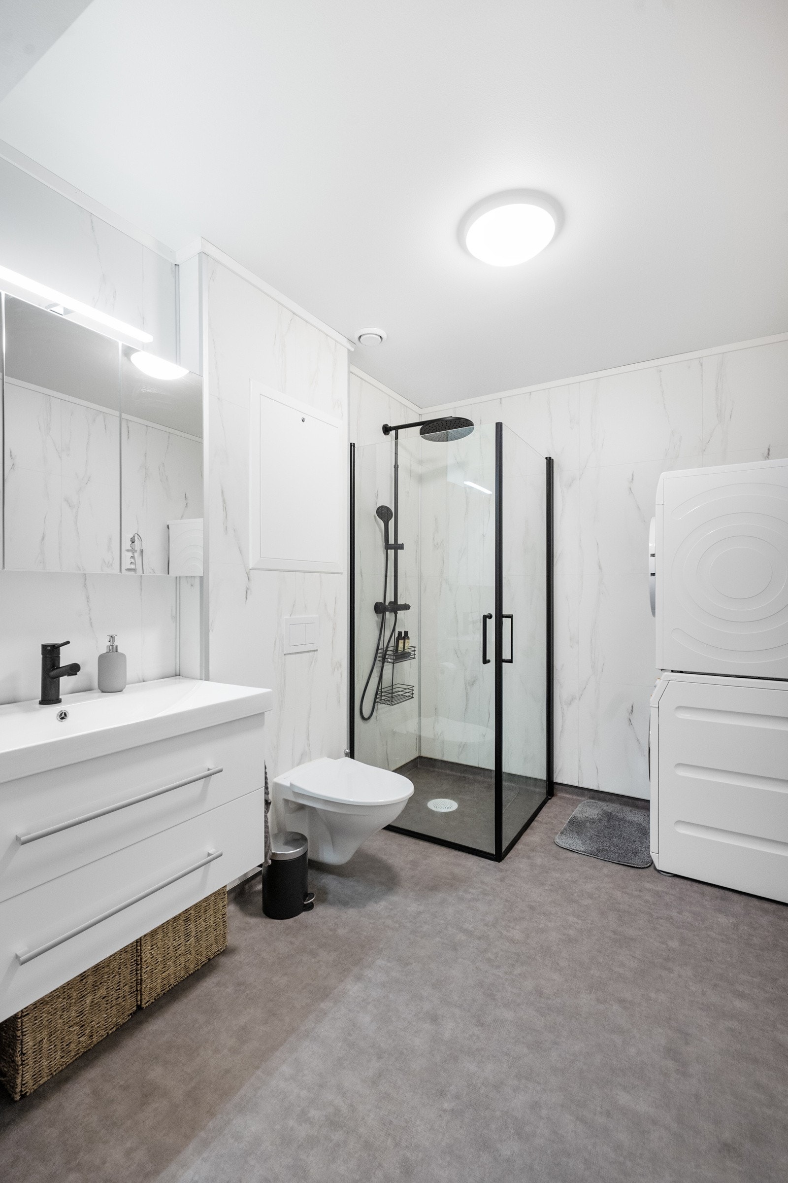 Badet fremstår moderne og praktisk med belegg på gulv, baderomsplater på vegger og malte flater i himling. Galleribilde