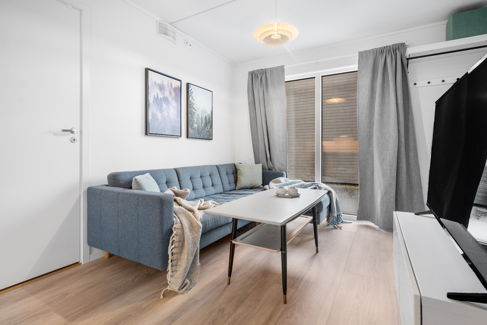 I 1. etasje finner du en åpen og sosial stue- og kjøkkenløsning. Galleribilde