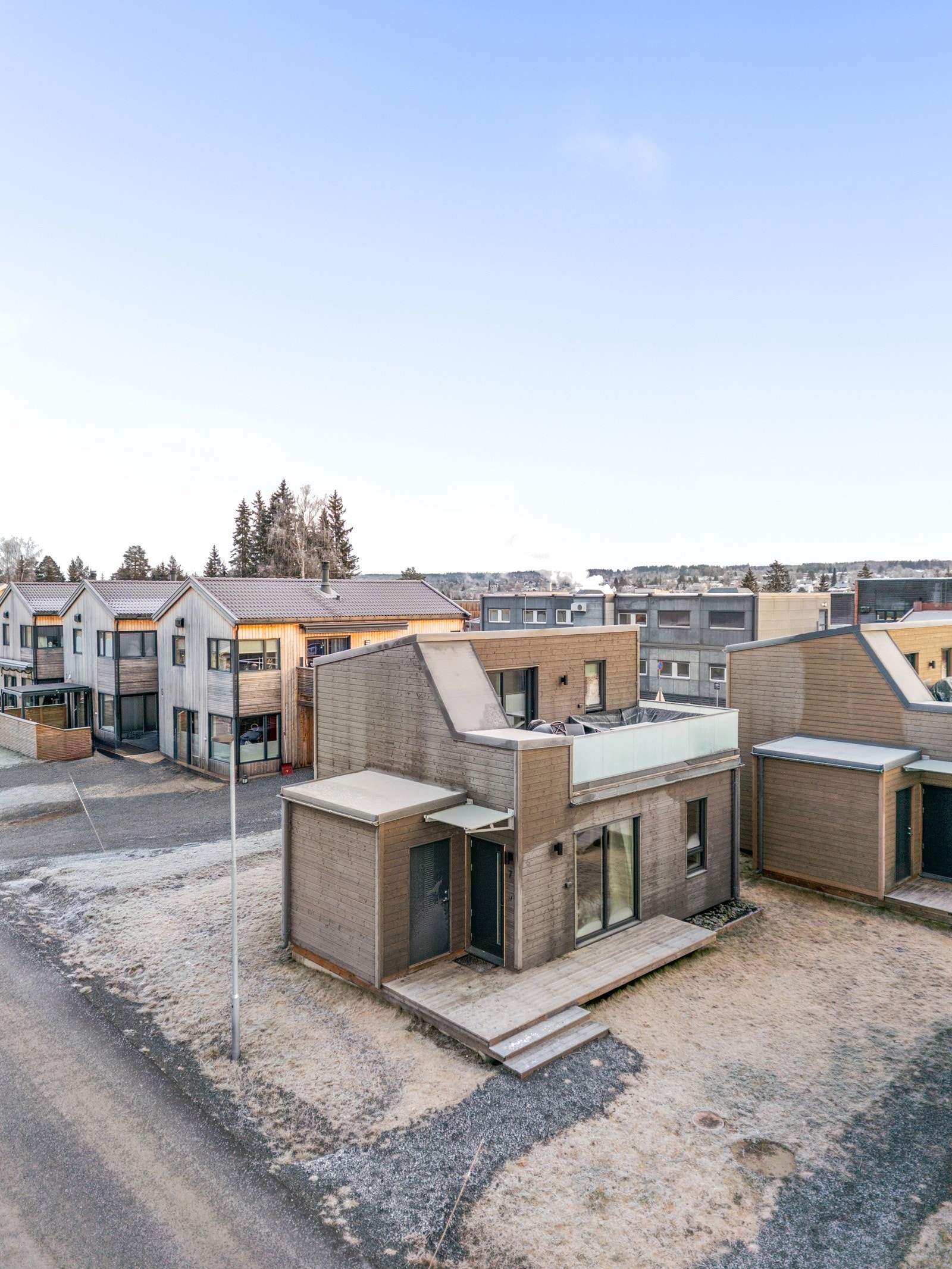 Boligen ligger på en felles eiet tomt på hele 2 736 m² som er flat og pent opparbeidet med plen og beplantning. Galleribilde