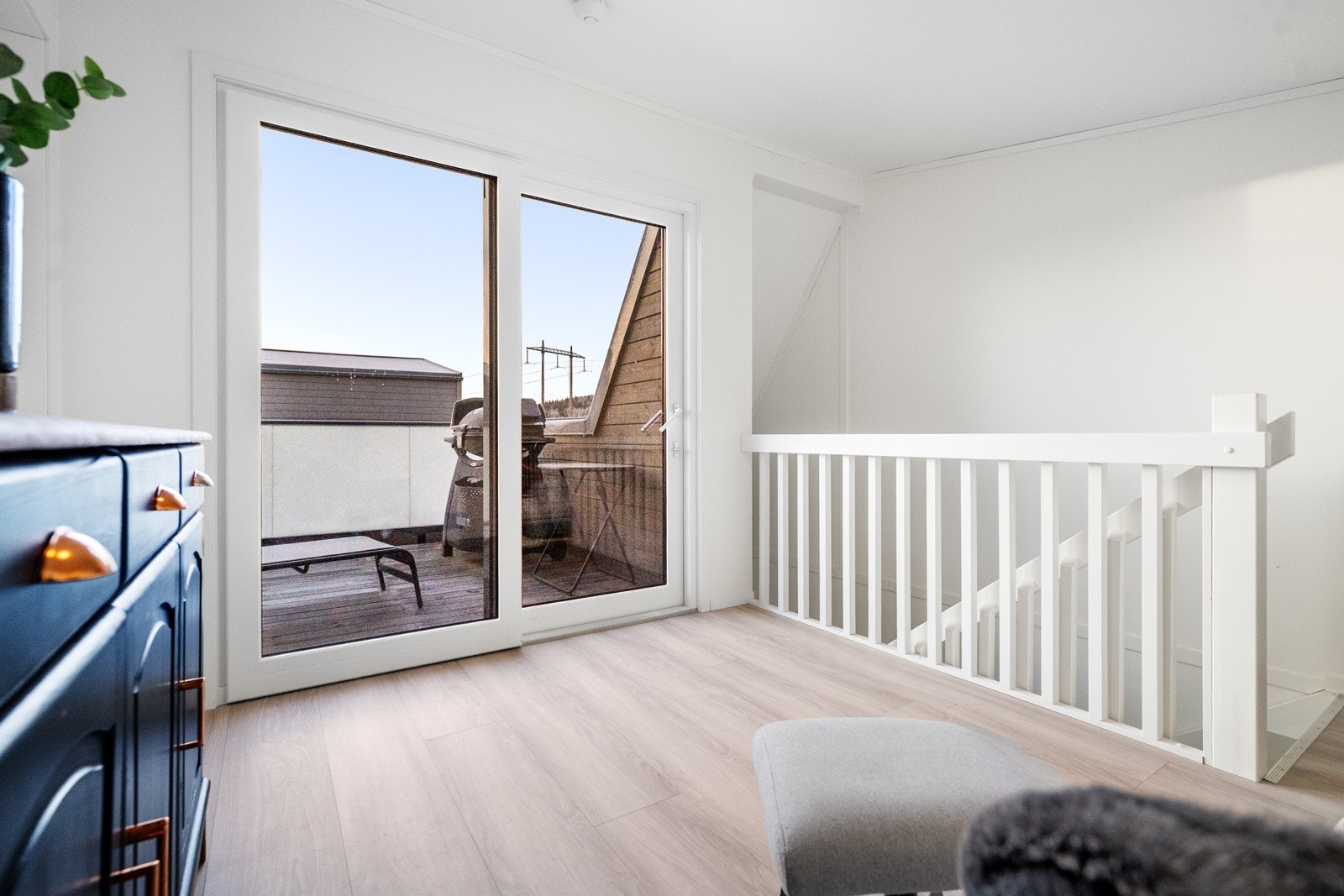 Fra stuen er det utgang til sørvendt balkong. Galleribilde