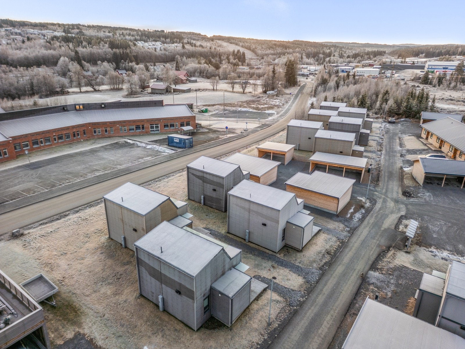 Dette er en perfekt bolig for deg som ønsker en moderne, lettstelt og arealeffektiv bolig med gode uteplasser! Galleribilde