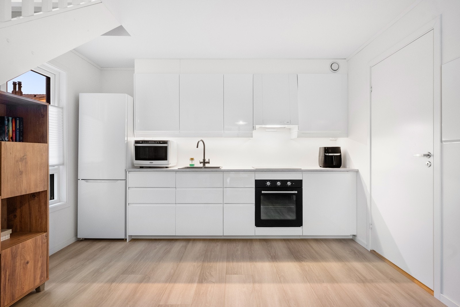 Dette er et funksjonelt kjøkken som dekker hverdagsbehovet på en effektiv måte. Galleribilde