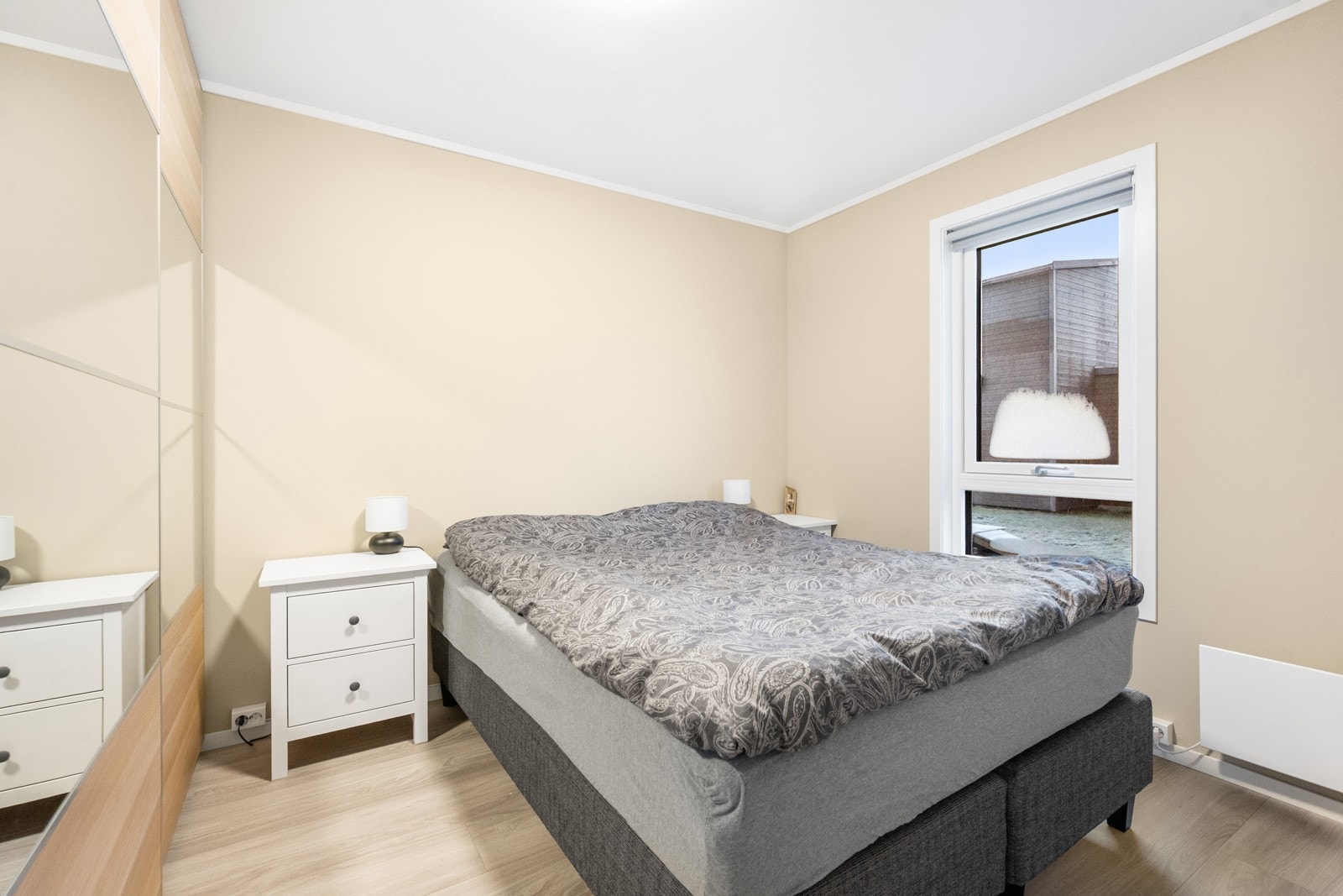 Soverommet har god plass til dobbeltseng, samt romselig garderobeskap. Galleribilde