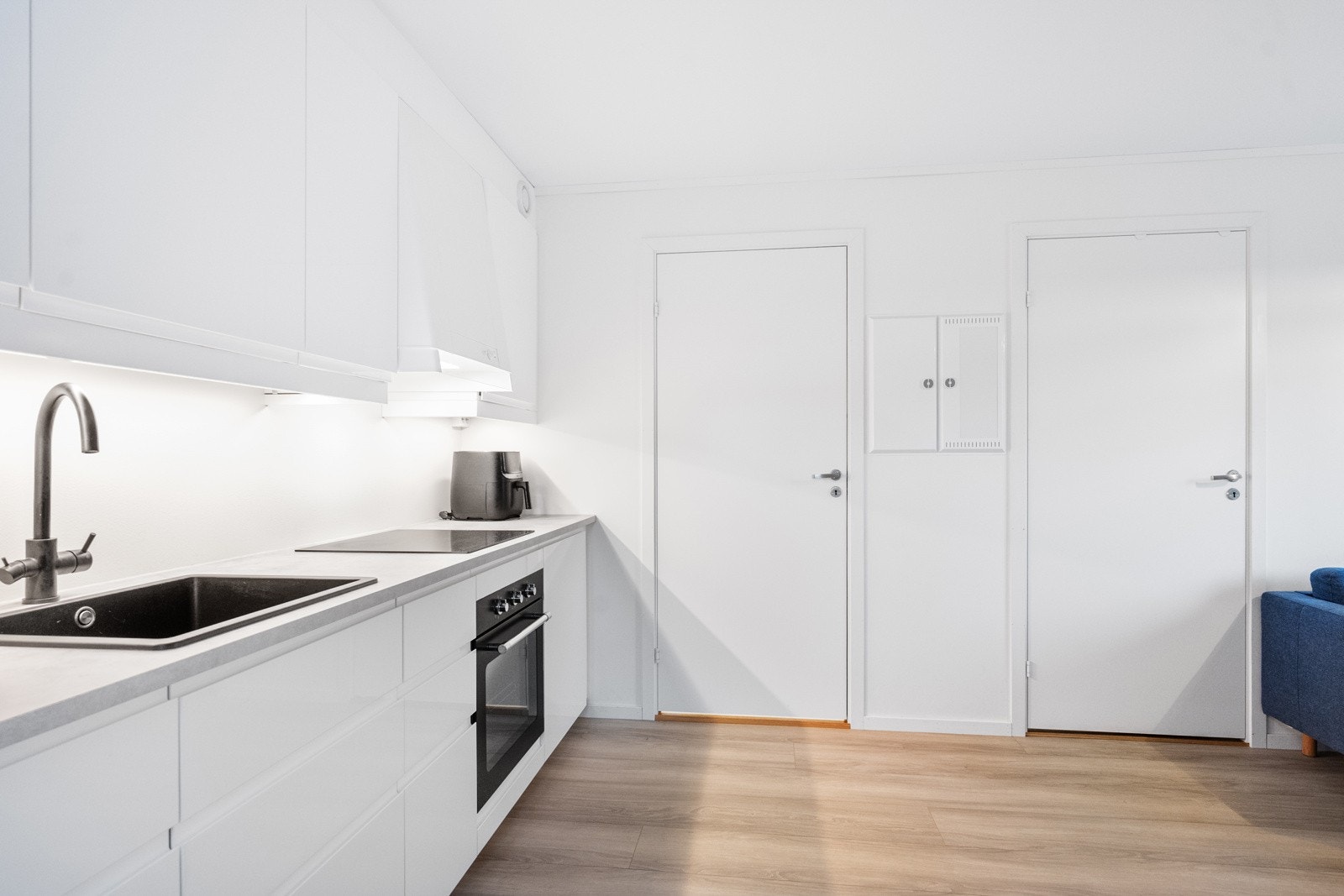 Fra stue/kjøkkenet er det adkomst til ett soverom, samt et pent bad. Galleribilde