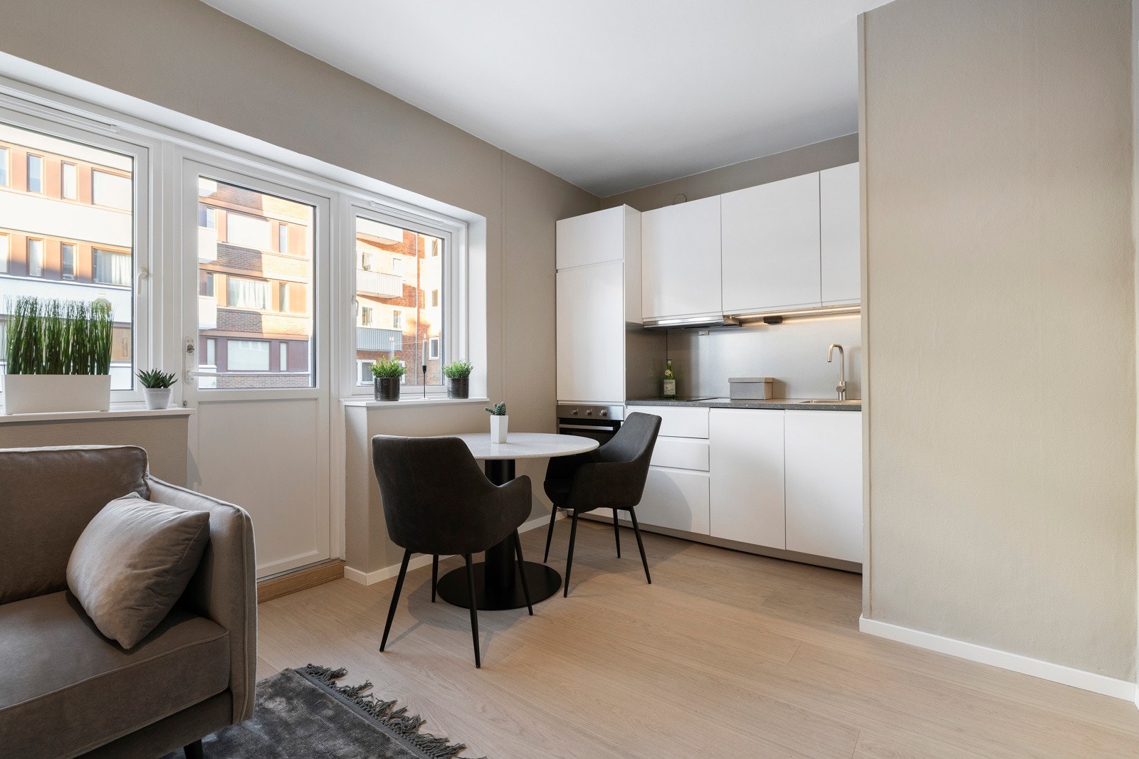 Stue med store vindusflater som slipper inn godt med naturlig lys. Galleribilde