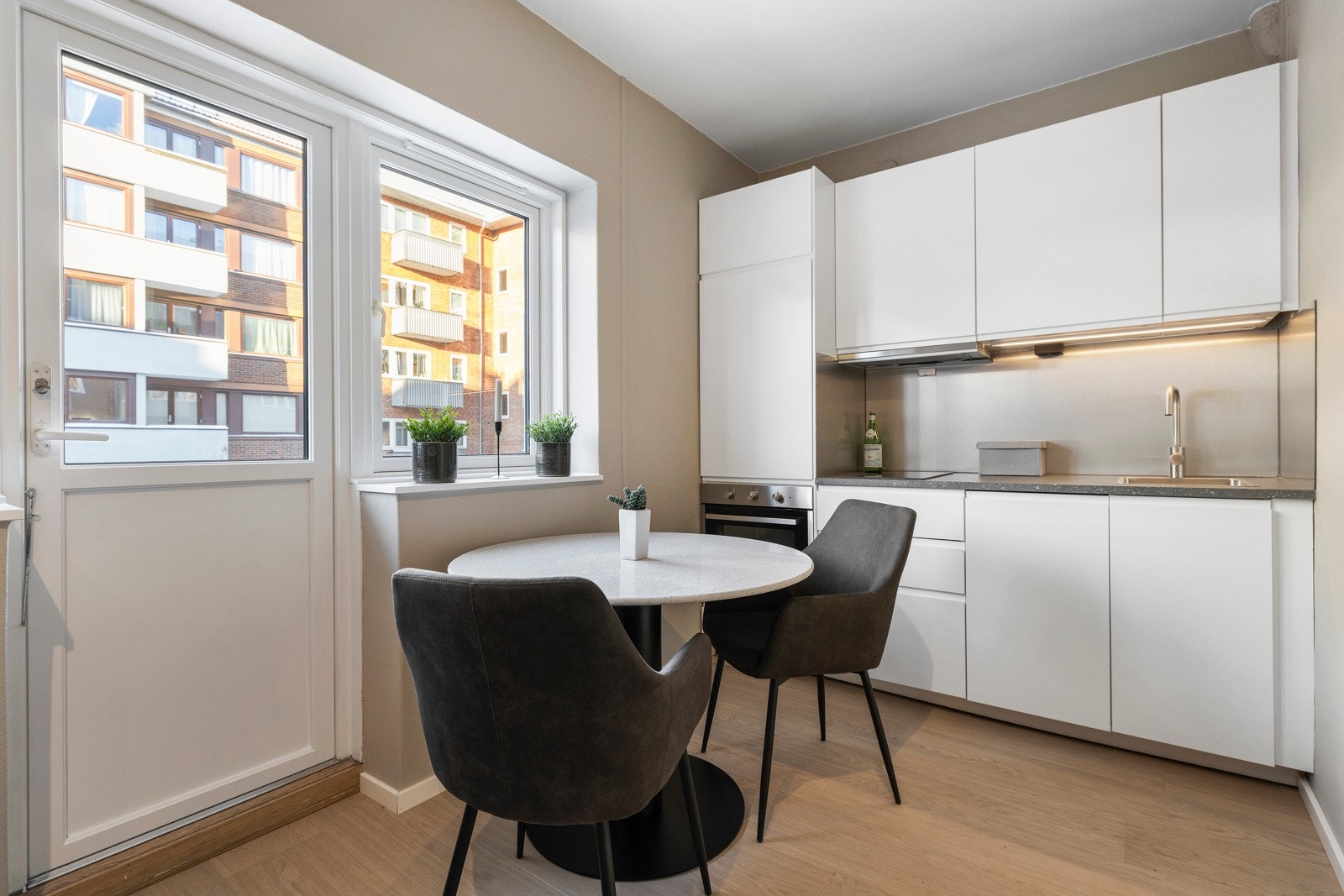 Fra stuen er det utgang til en balkong. Galleribilde