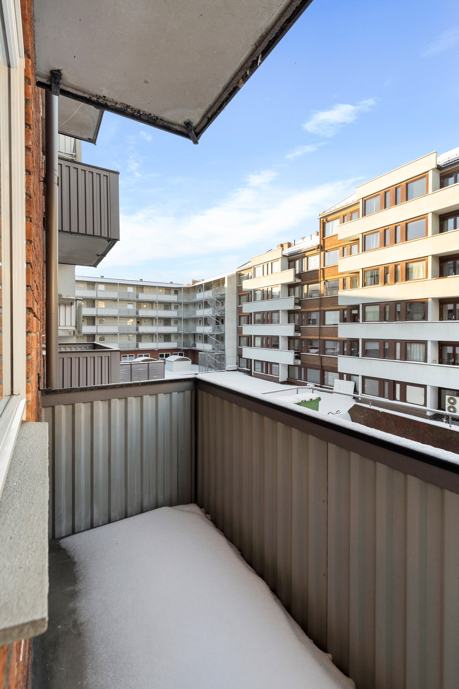 Balkongen er overbygd og er på ca. 3 kvm. Galleribilde