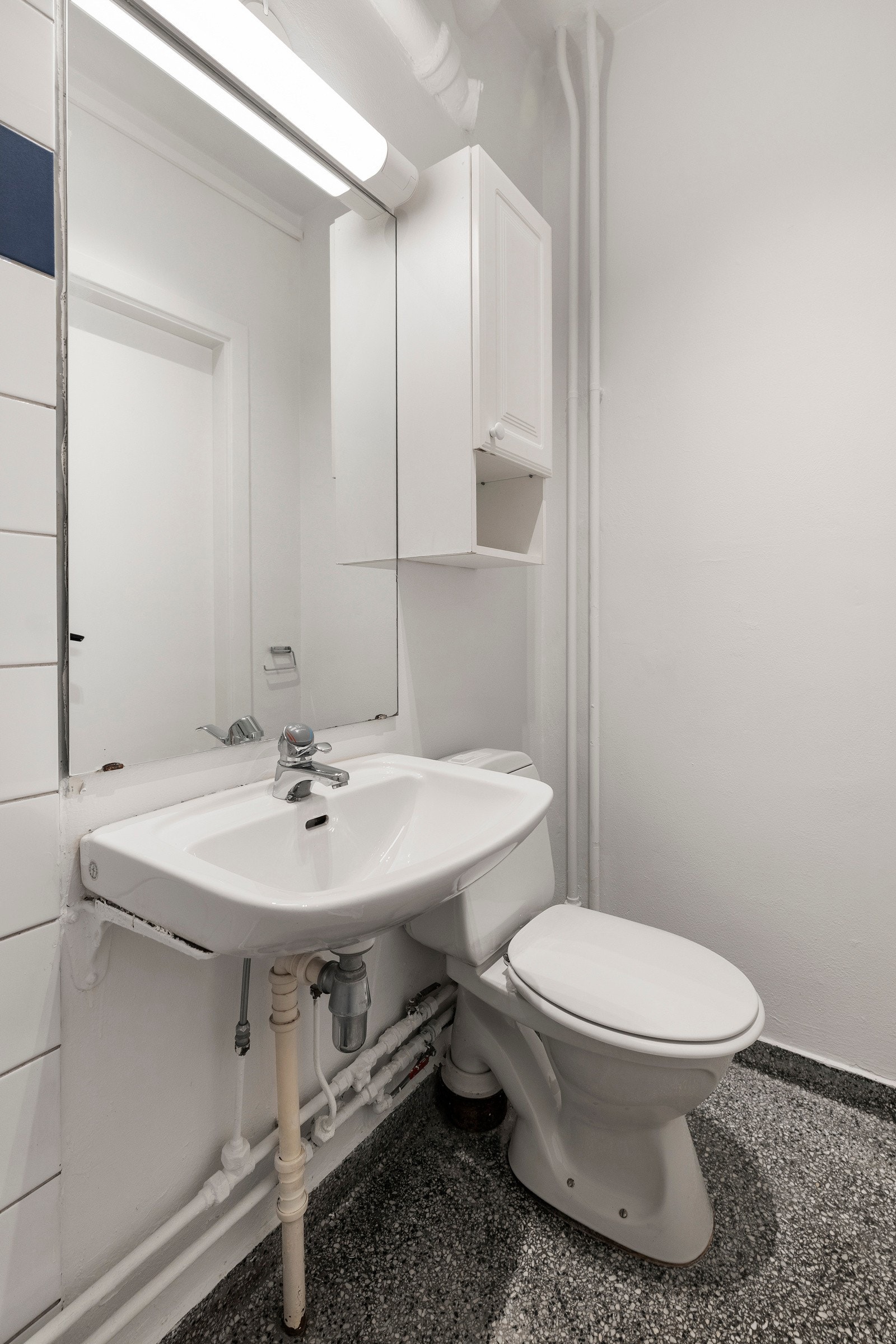 Dels flislagt bad med slipt betonggulv. Galleribilde