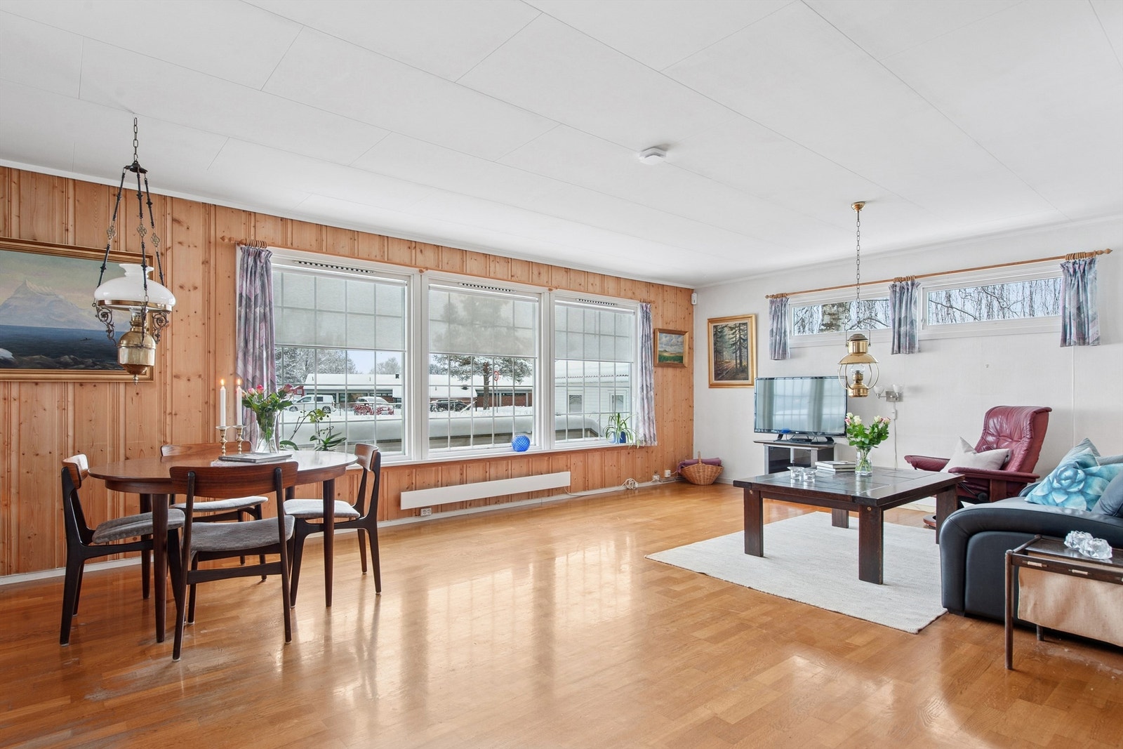 Stue med gode lysforhold og plass til flere møbleringssoner. Galleribilde