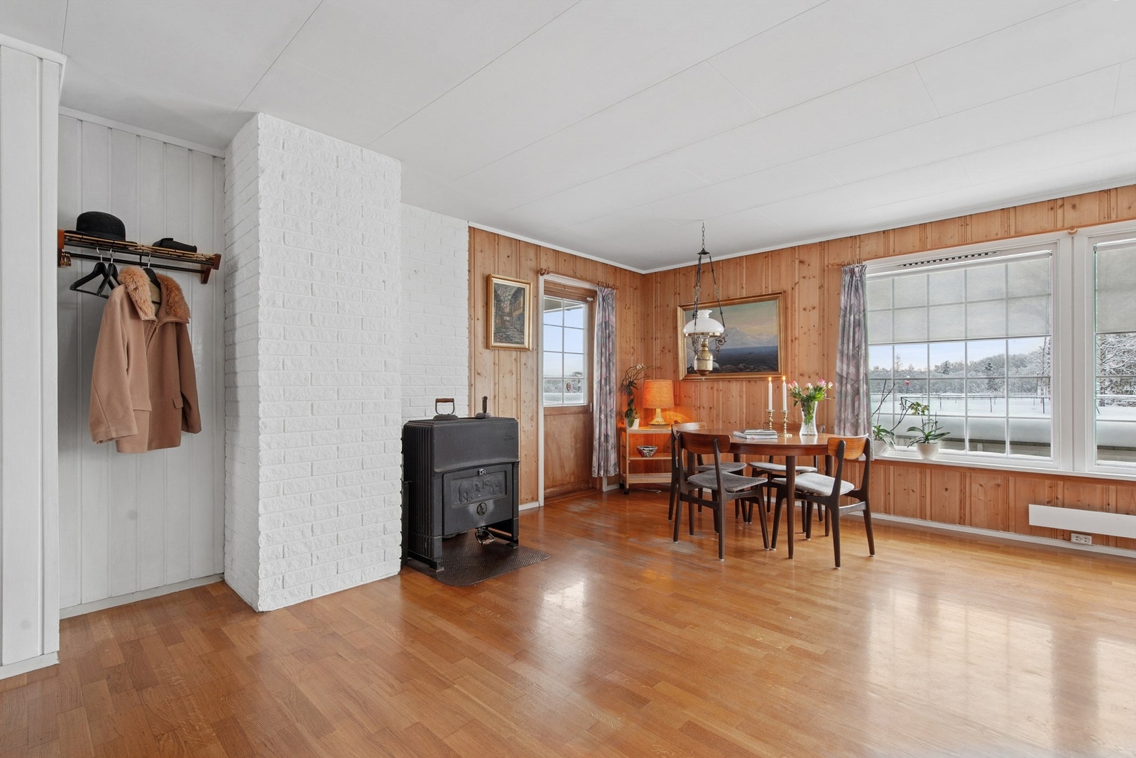 Fra stue er det utgang til terrasse som er delvis overbygd. Galleribilde