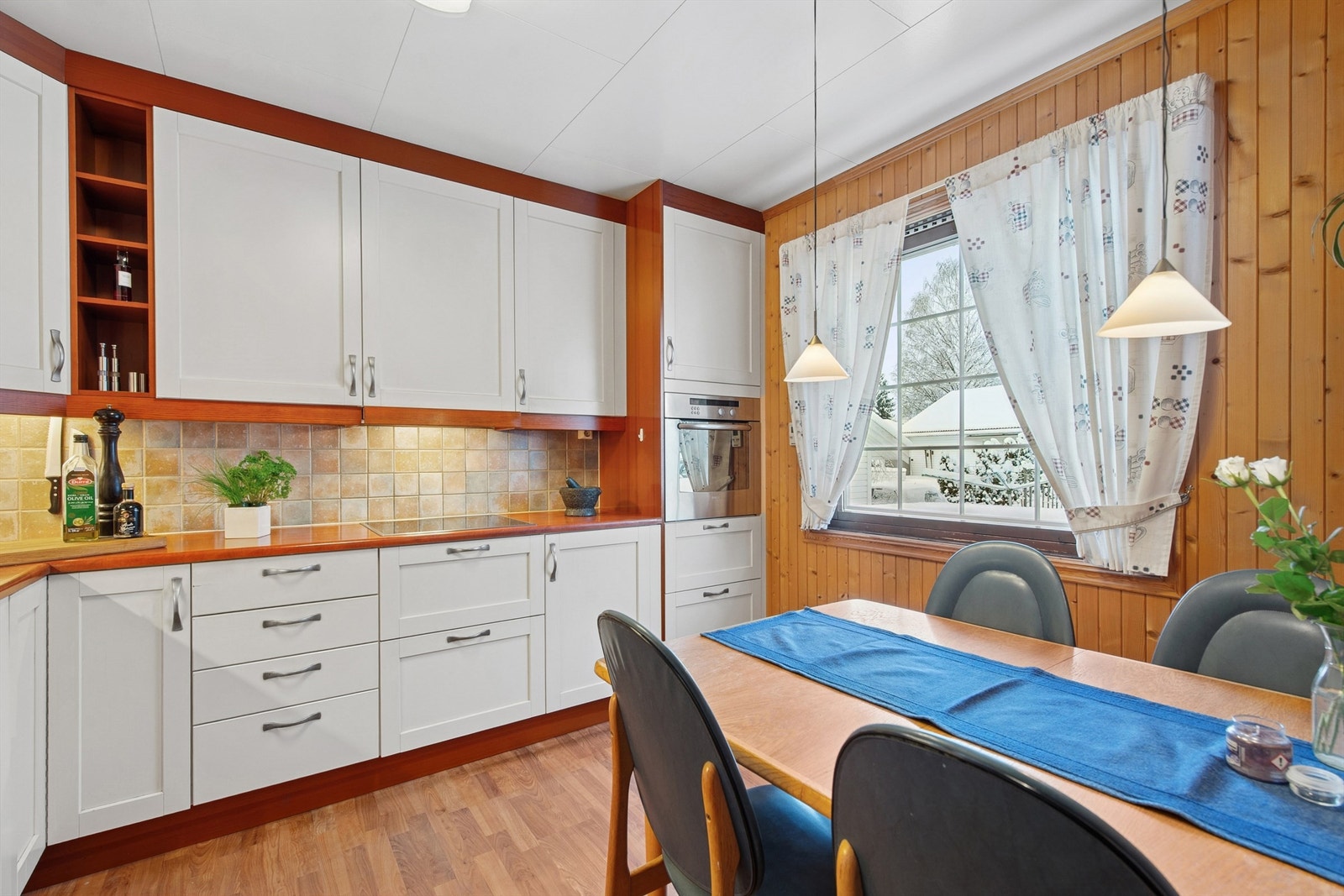 Kjøkken i egen sone med plass til spisegruppe. Galleribilde