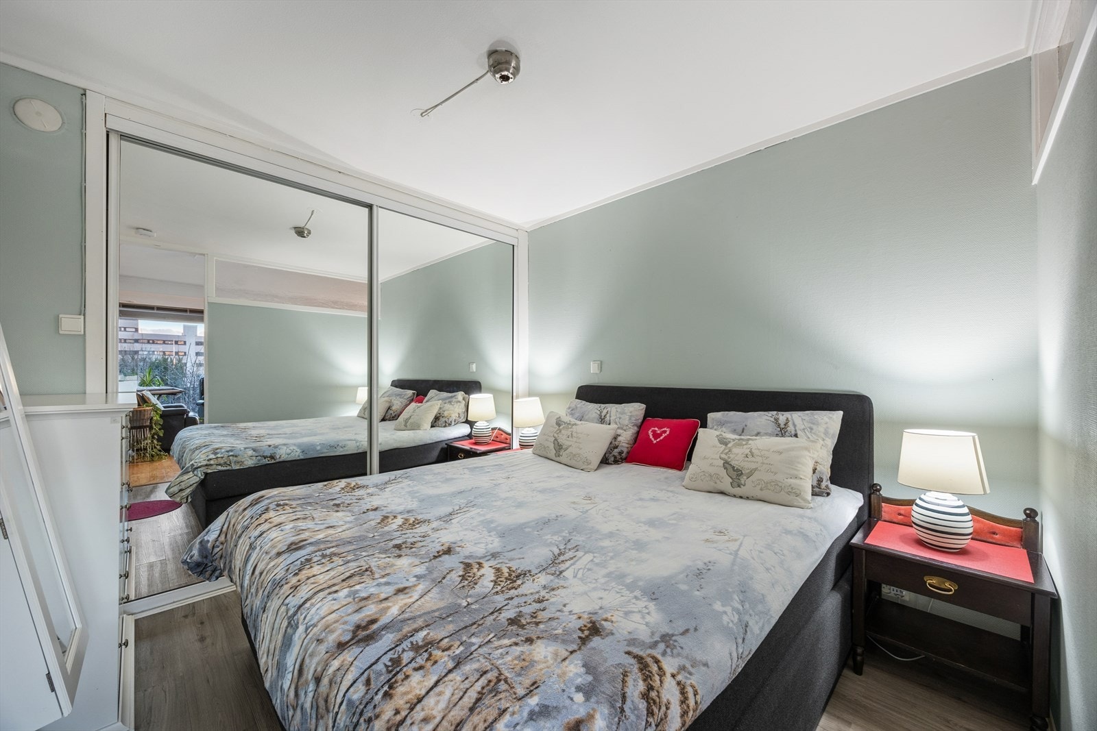 Innredet med en innebygd skyvedørsgarderobe og videre god romplass for både dobbeltseng, nattbord og annet ønskelig. Galleribilde