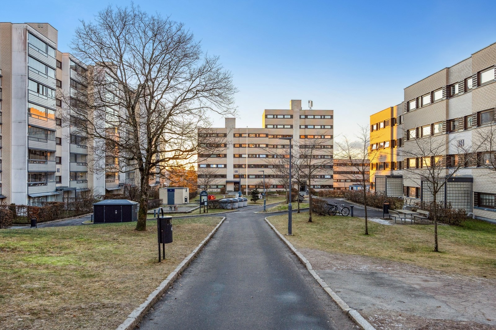 I tillegg disponerer leiligheten med 2 boder, hvor en er i samme etasje på ca. 4 m² og en parkeringsplass i felles garasjeanlegg ca. 3 m². Galleribilde