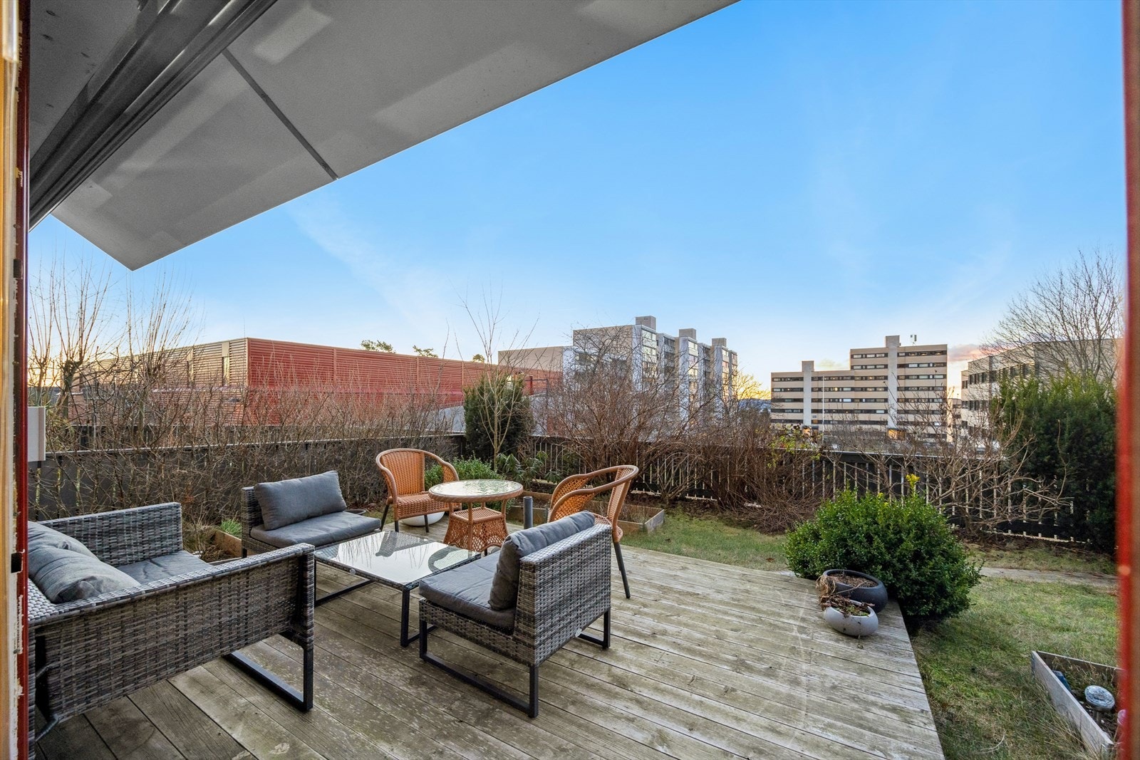 Fra stuen kommer du ut på den sørvendte terrassen på 13 m² med egen hageflekk, plen og hekk rundt som både avgrenser og gir le for innsyn. Galleribilde