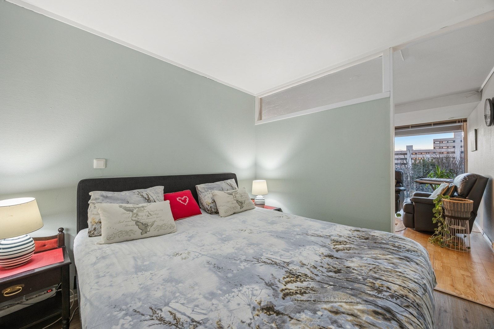 Romslig alkove løsning med en lun atmosfære gjør dette til et godt rom for hvile og ro. Galleribilde