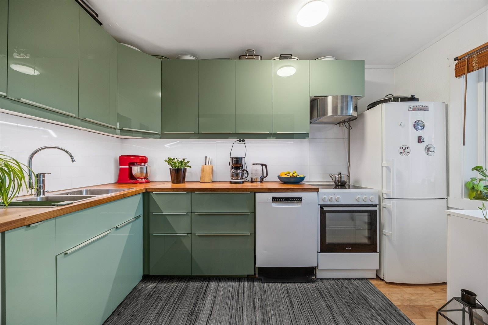 Gulv av parkett, malte vegger og malt betonghimling. Det er montert vannstoppesystem. Kullfilter ventilator. Galleribilde