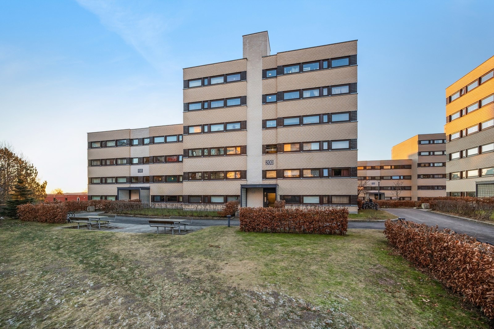 Svarttjern borettslag ble bygget i ca. 1973 og fikk navnet sitt av det nærliggende badevannet Svarttjern. Galleribilde