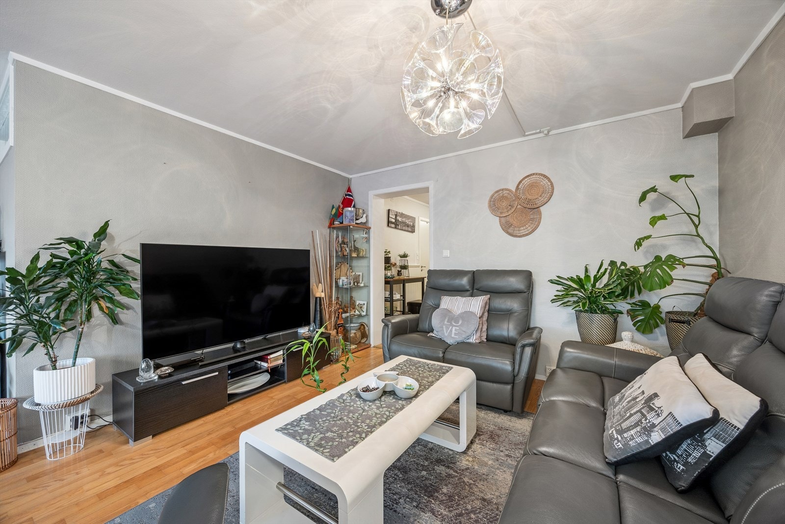 Innbydende samlingspunkt - perfekt for både hverdagsliv og hyggelige sammenkomster. Galleribilde