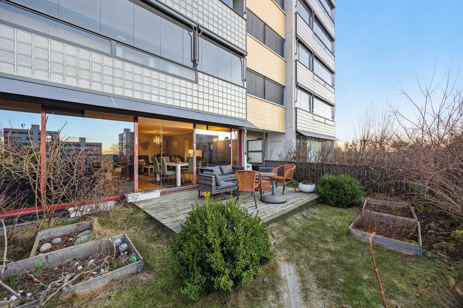 Attraktiv leilighet på bakkeplan med sørvendt terrasse og egen hageflekk beliggende på Romsås. Galleribilde