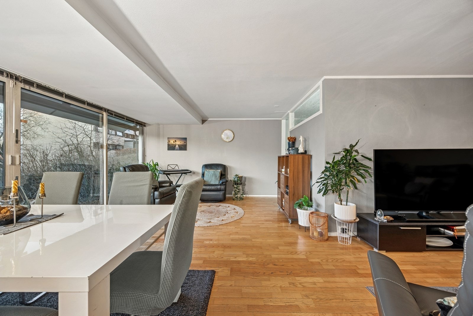 Den innbygde balkongen er integrert som en naturlig del av oppholdsrommet, og har oppvarming med elektrisk varmelist under terrassedøren. Galleribilde