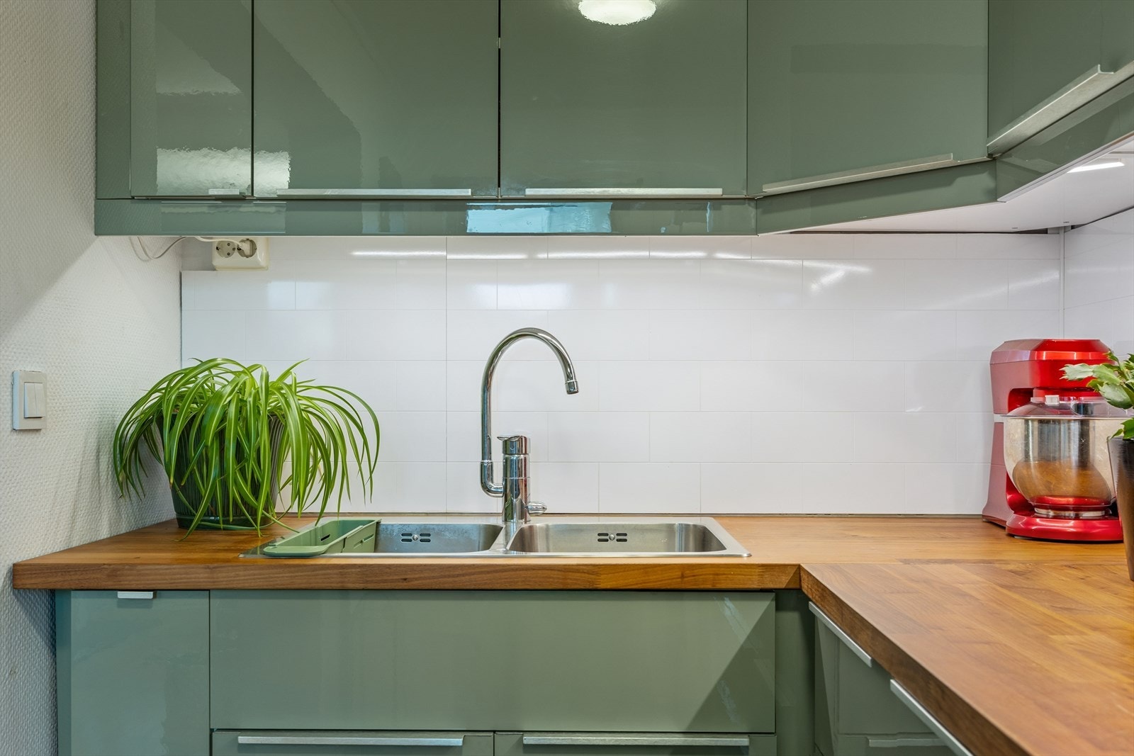 Hyggelig kokkelering tilbys under god romfølelse, arbeids- og oppbevaringsplass. Galleribilde