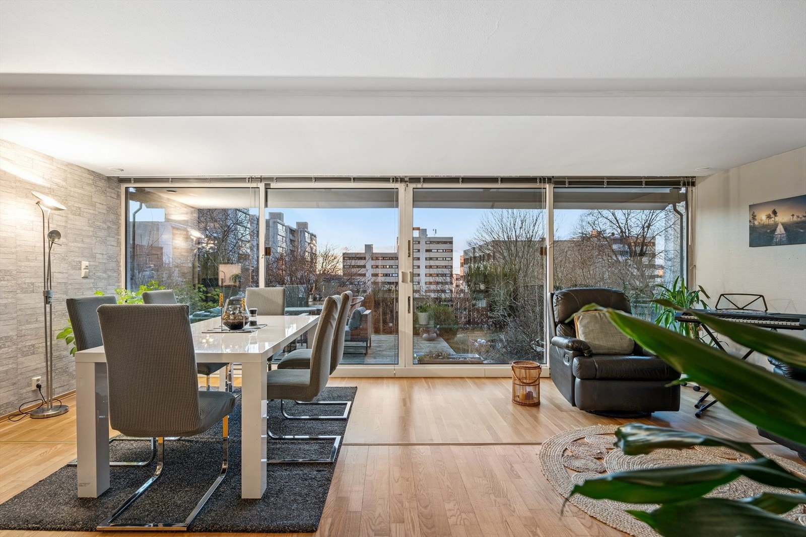 Den sørvendte orienteringen sikrer optimale solforhold og fyller rommet med naturlig lys gjennom dagen. Galleribilde