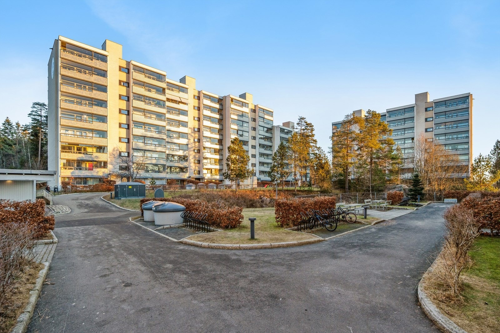 Borettslaget har også et lokale/forsamlingshus kalt "Tjernhuset" som ligger ved innkjøringen til det øvre boområdet. Galleribilde