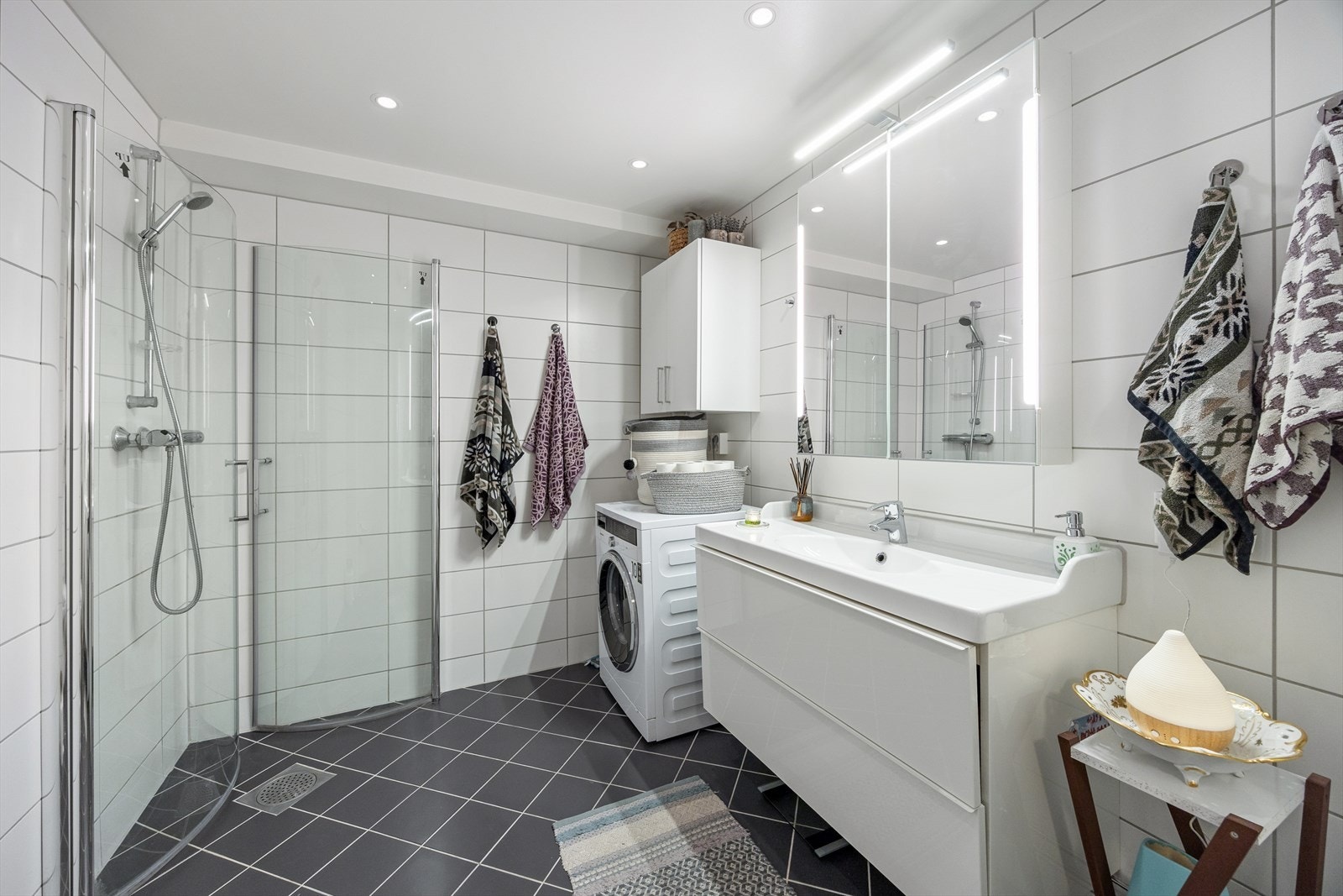 Badet er renovert i regi av borettslaget i 2024, borettslaget har dokumentasjon. Malt himling med innfelte downlights og gulv med varmekabler. Galleribilde