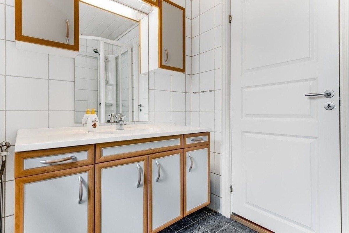 Bad med varmekabler i gulv. Det er også et separat WC-rom. Galleribilde