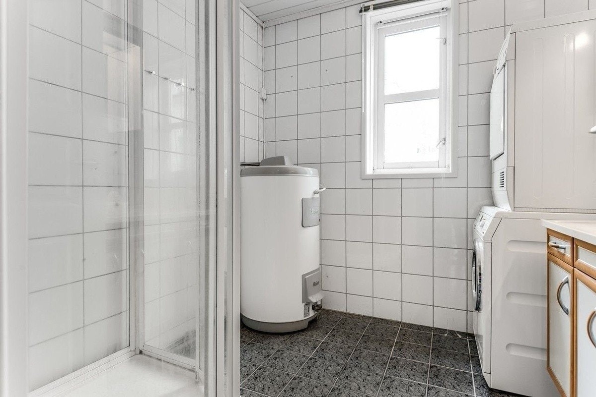 Badet er utstyrt med vaskemaskin og tørketrommel Galleribilde