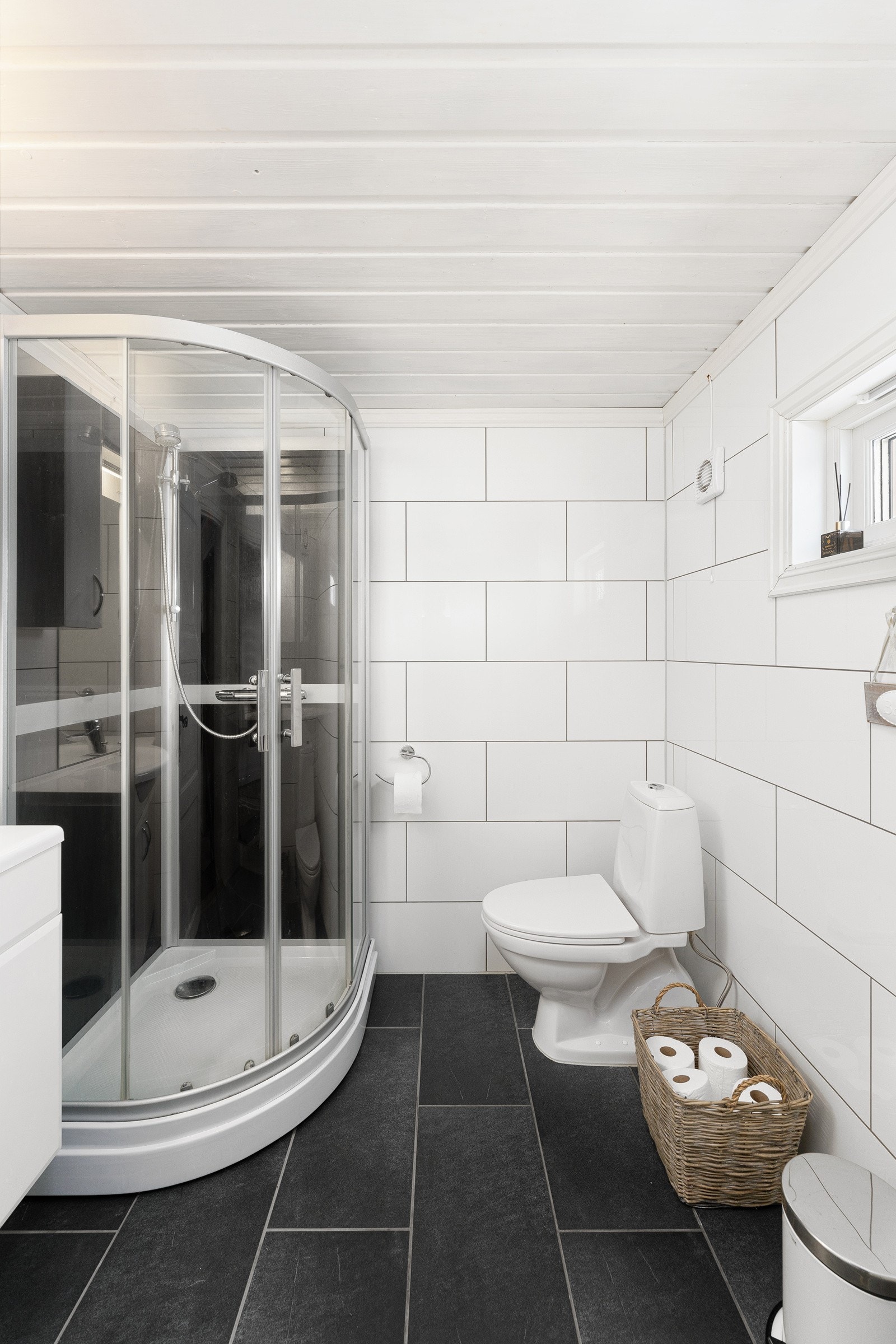 Badet har fliser på både gulv og vegger Galleribilde