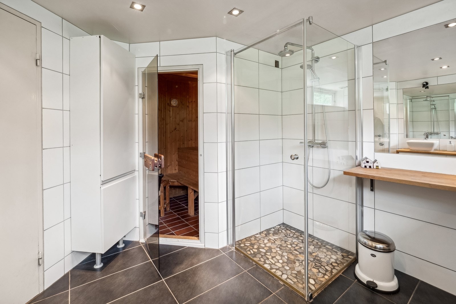 Fra badet er det direkte adkomst til badstue. Galleribilde