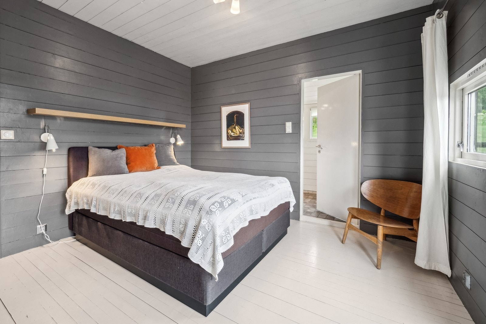 Soverommet i loftsetasjen er bygget opp som en suiteløsning med eget bad, samt utgang til takterrasse med fantastisk utsikt og gode solforhold. Galleribilde