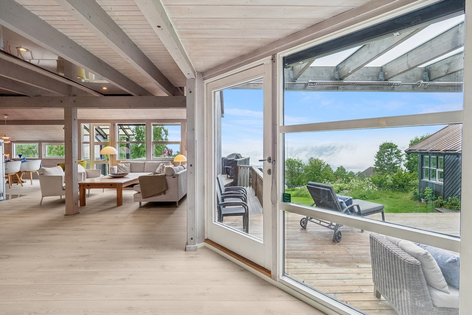 Utgang til terrasse fra stuen. Galleribilde