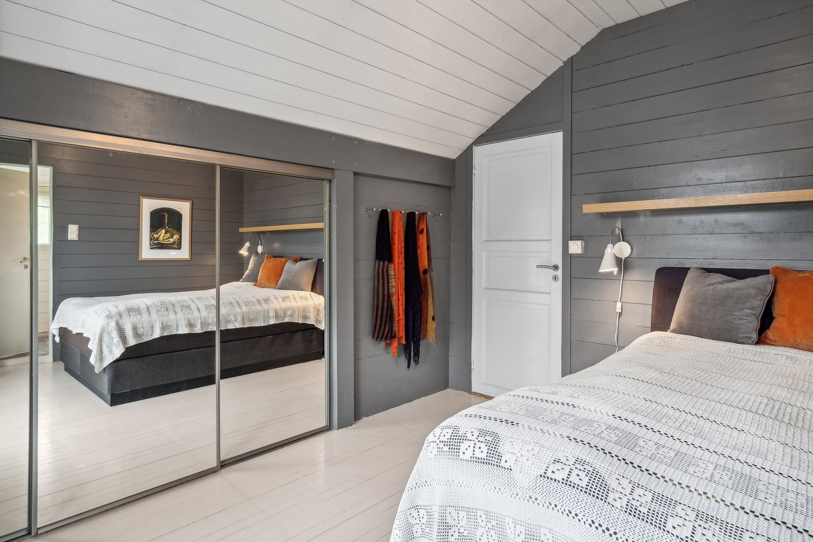 Soverommet er malt i en behagelig fargetone og har god plass til dobbeltseng samt en praktisk innebygget skyvedørsgarderobe med speifronter. Videre er det adkomst til privat bad. Galleribilde