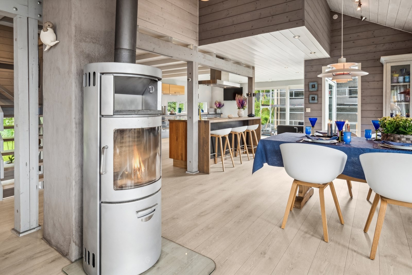 Peisovn gir en trivelig atmosfære på kjølige dager. Her er det også varmepumpe. Galleribilde