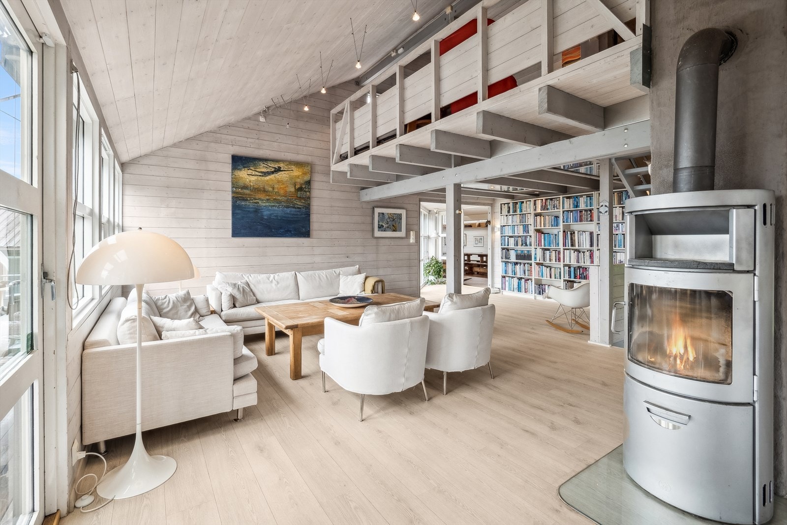 Innbydende stue med god plass til sofagruppe diverse møblement. Galleribilde